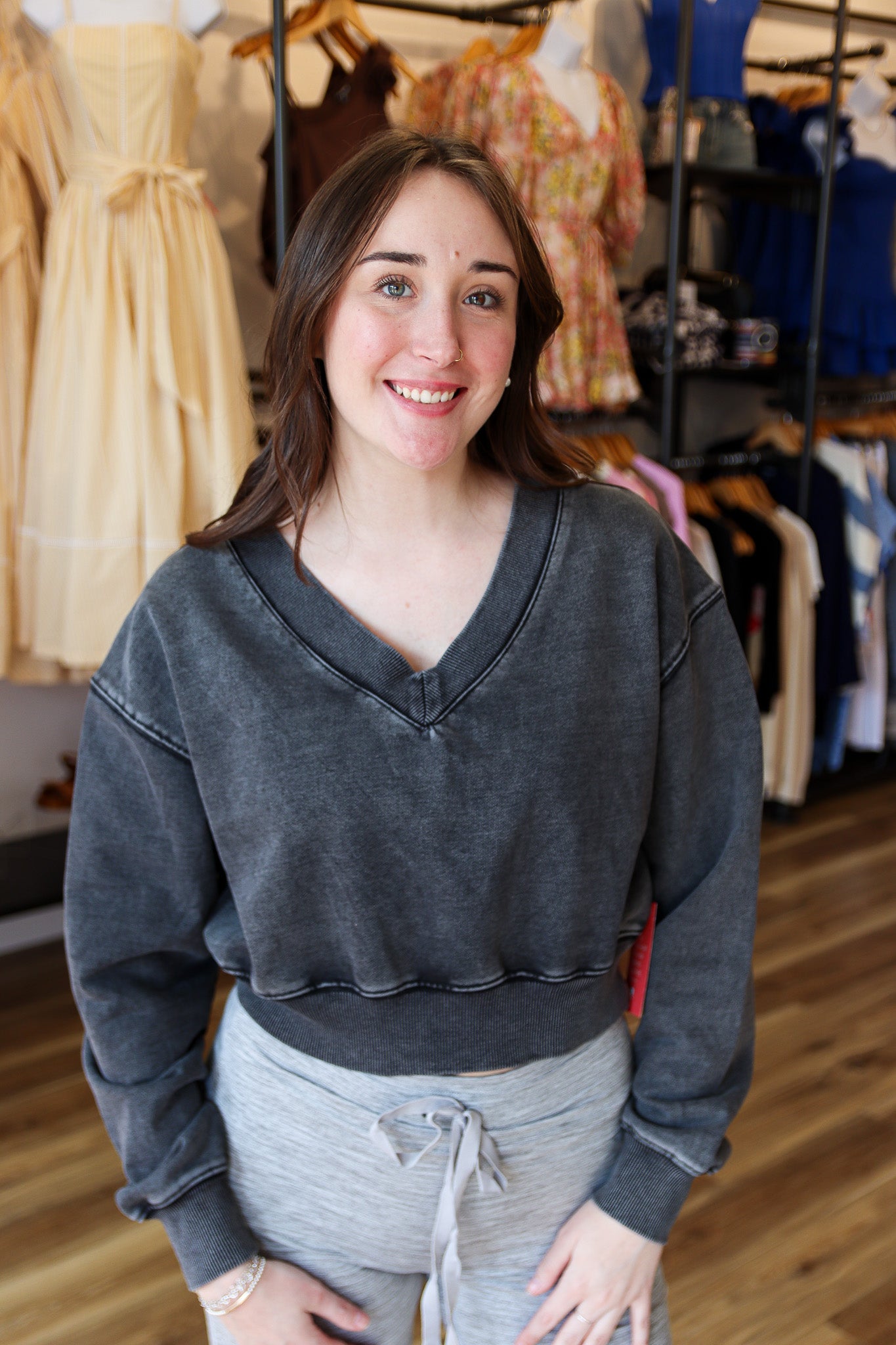 CROPPED V NECK SWEATSHIRT