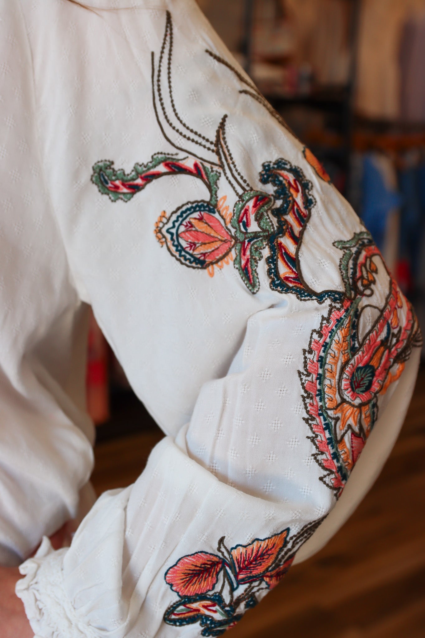 MOLLY BRACKEN “OLIVIA” FLORAL DETAIL BLOUSE