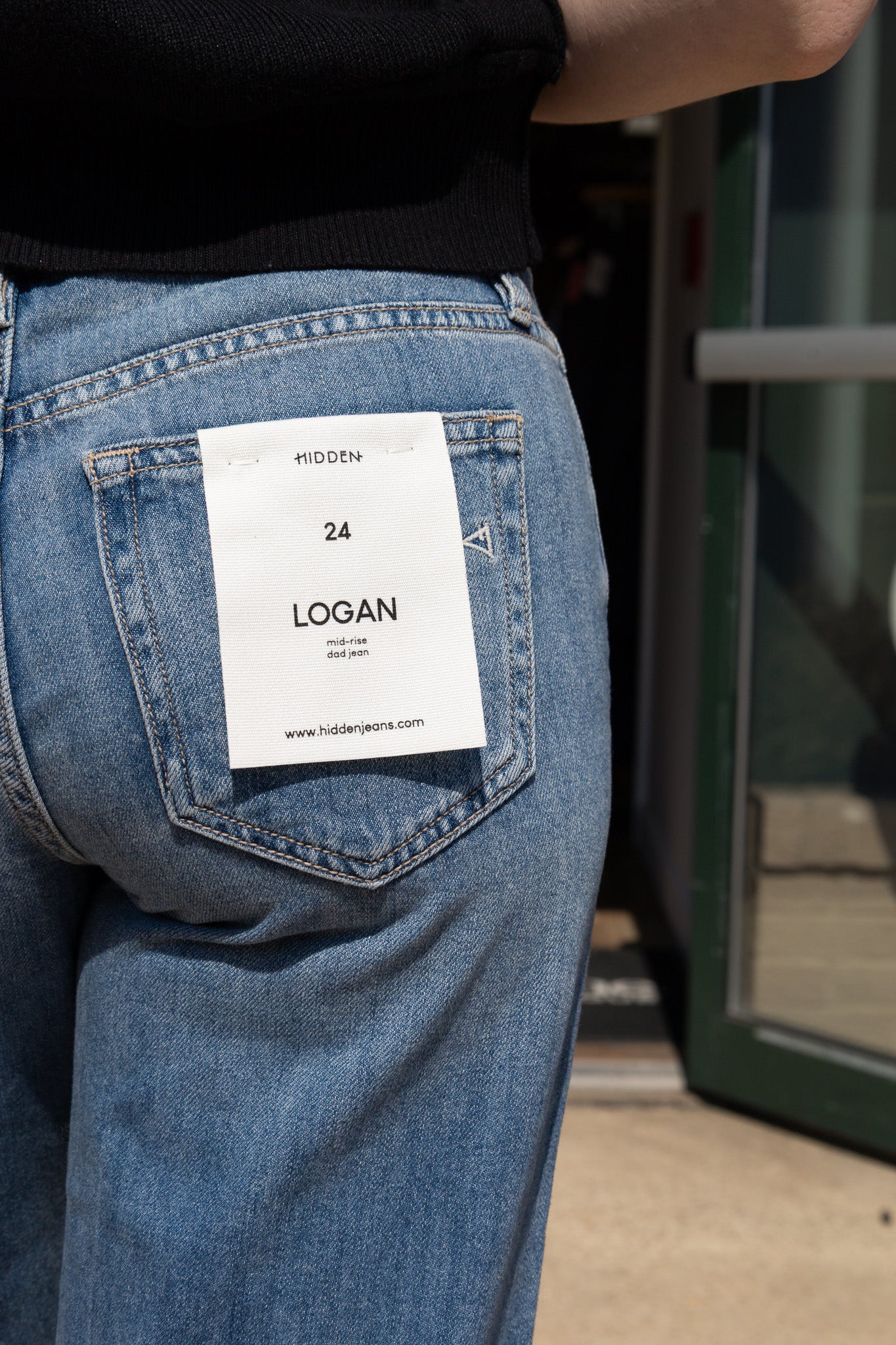 HIDDEN LOGAN MID RISE STRETCH DAD JEAN
