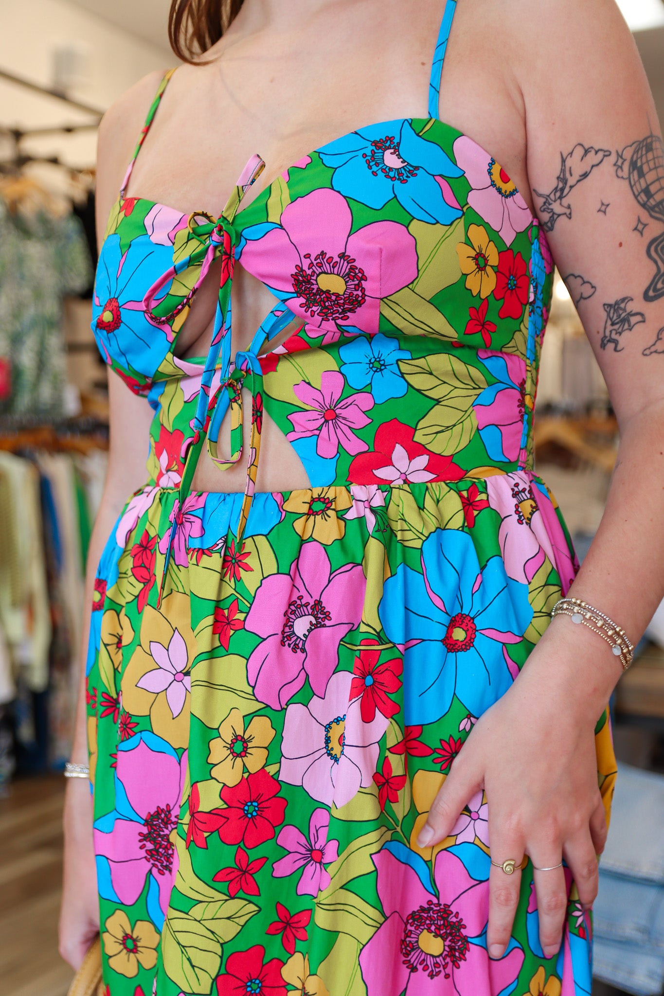 FATE SLEEVELESS FRONT TIE MIDI DRESS