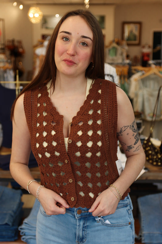 RD STYLE “STEPHIE” SLEEVELESS V-NECK CARDIGAN