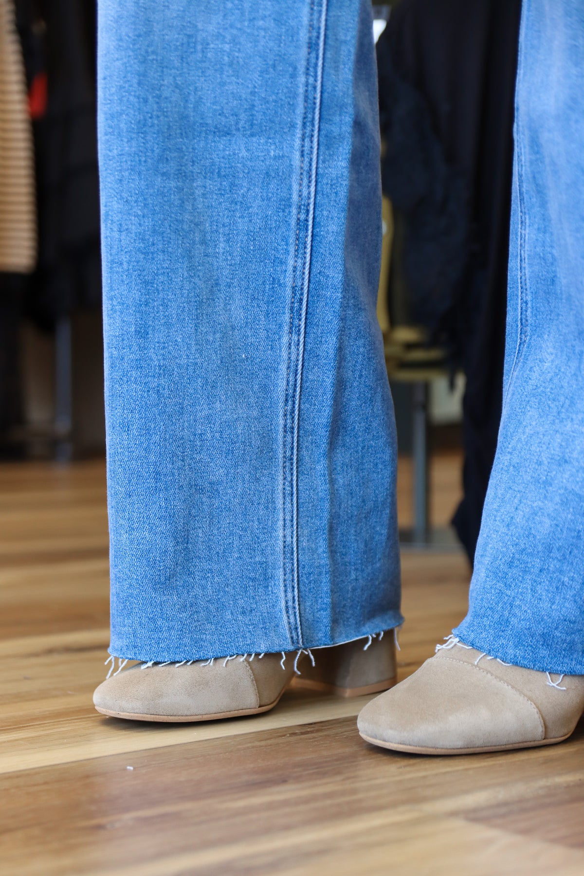 HIDDEN 31" INSEAM HIGH RISE RAW HEM LOGAN