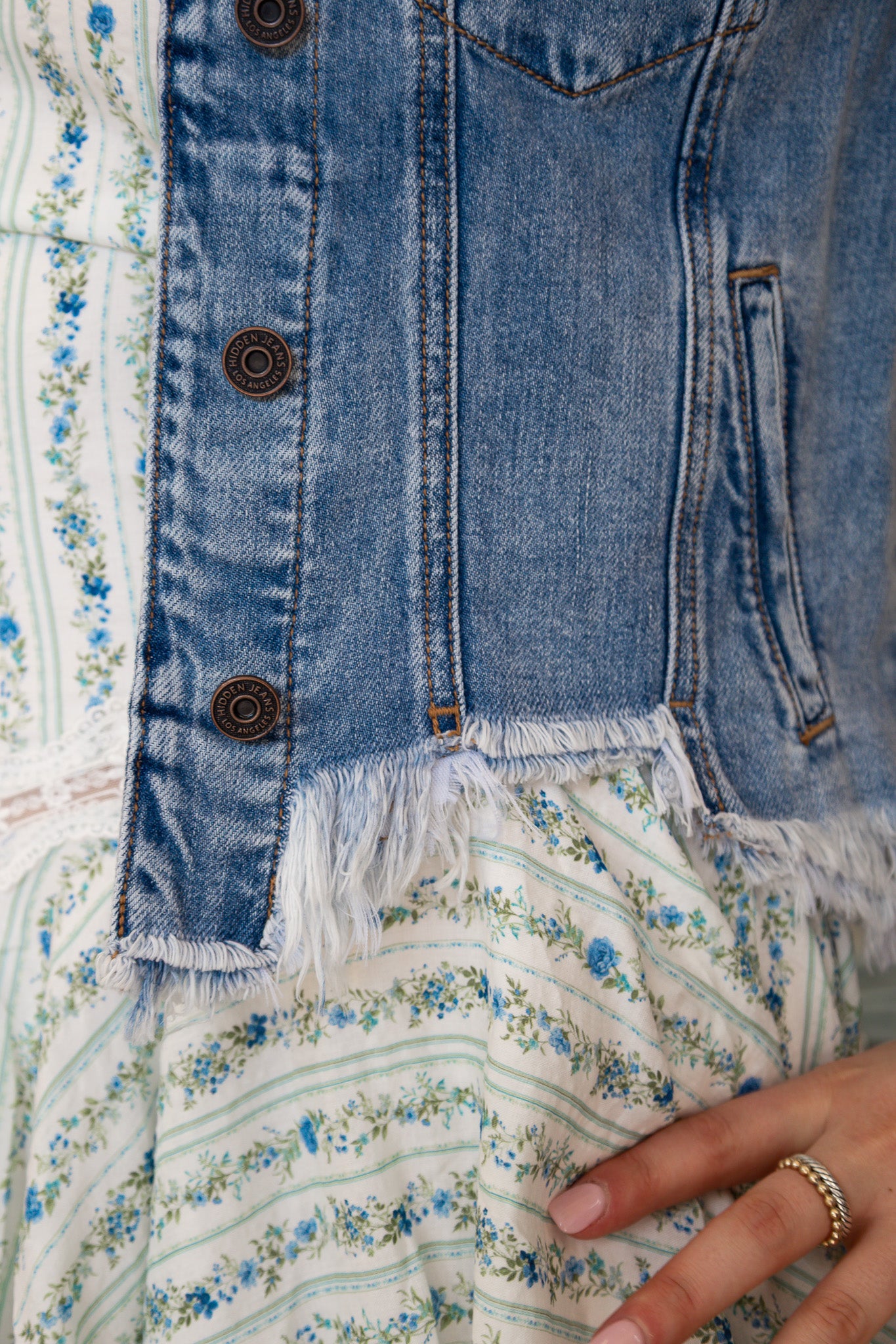 HIDDEN DISTRESSED CROPPED FITTED DENIM JACKET