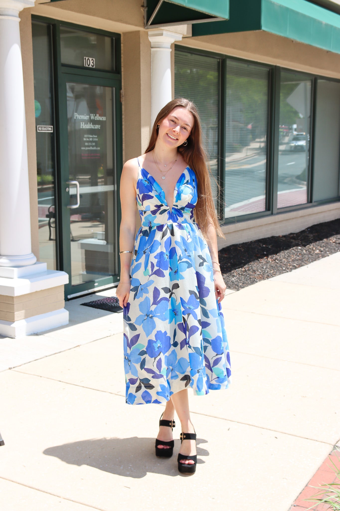 ASTR THE LABEL “JANNA” FLORAL PLUNGE MIDI DRESS
