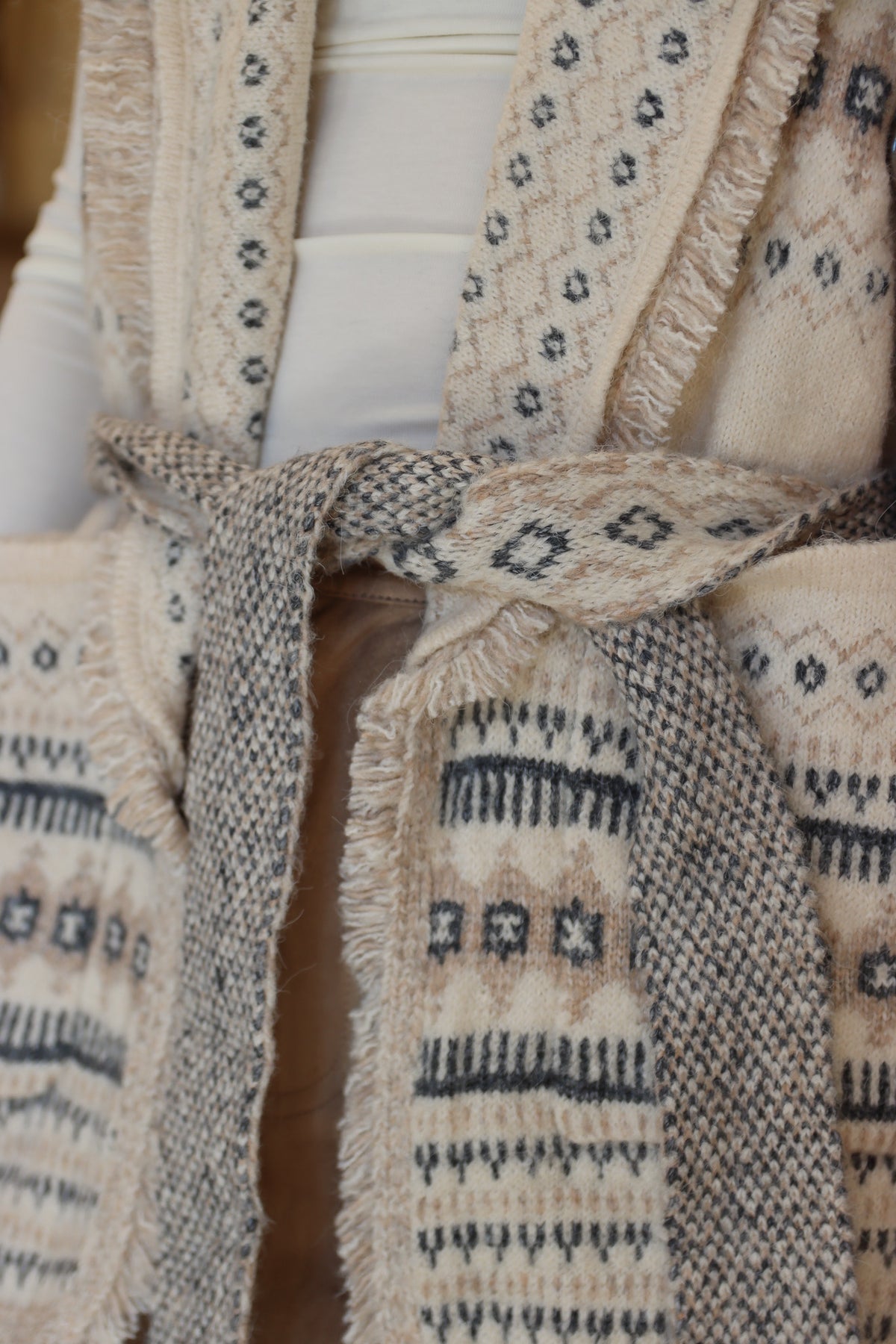 ELAN PATTERN WAIST TIE SLEEVELESS CARDI
