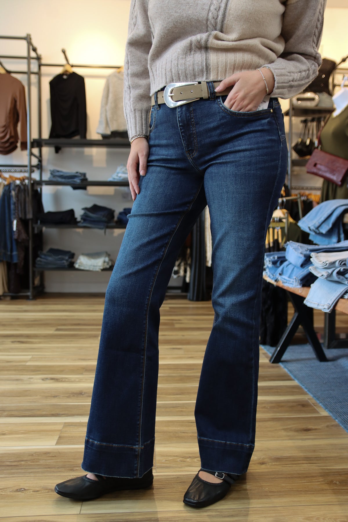 KUT “STELLA” FLARE BACK DARTS JEAN
