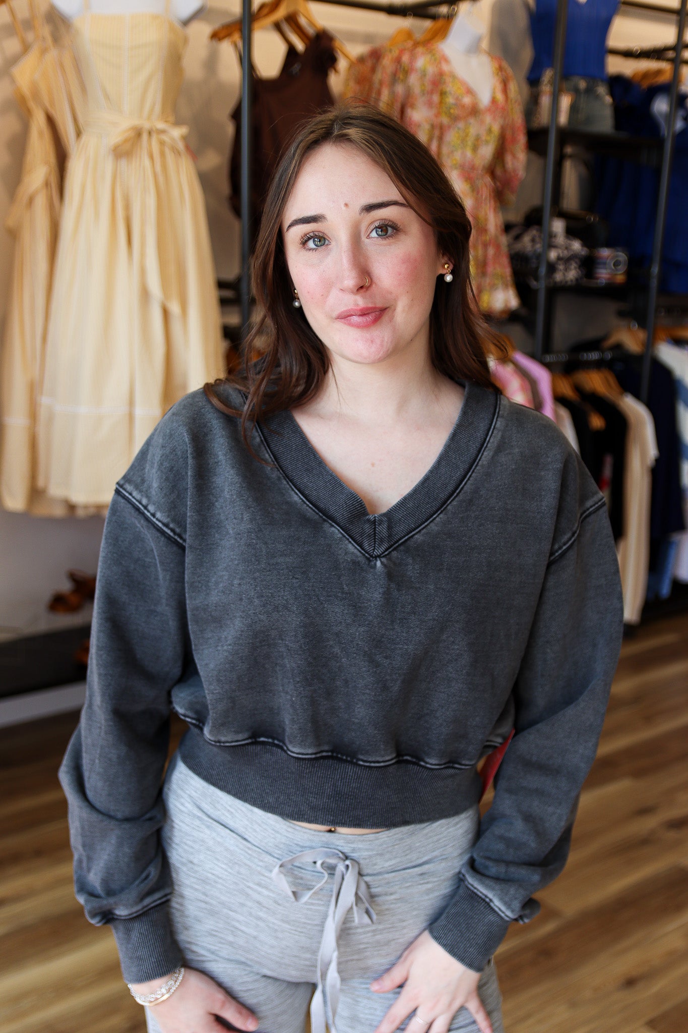 CROPPED V NECK SWEATSHIRT