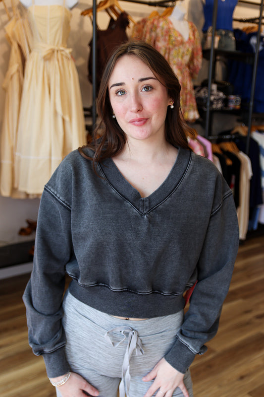 CROPPED V NECK SWEATSHIRT