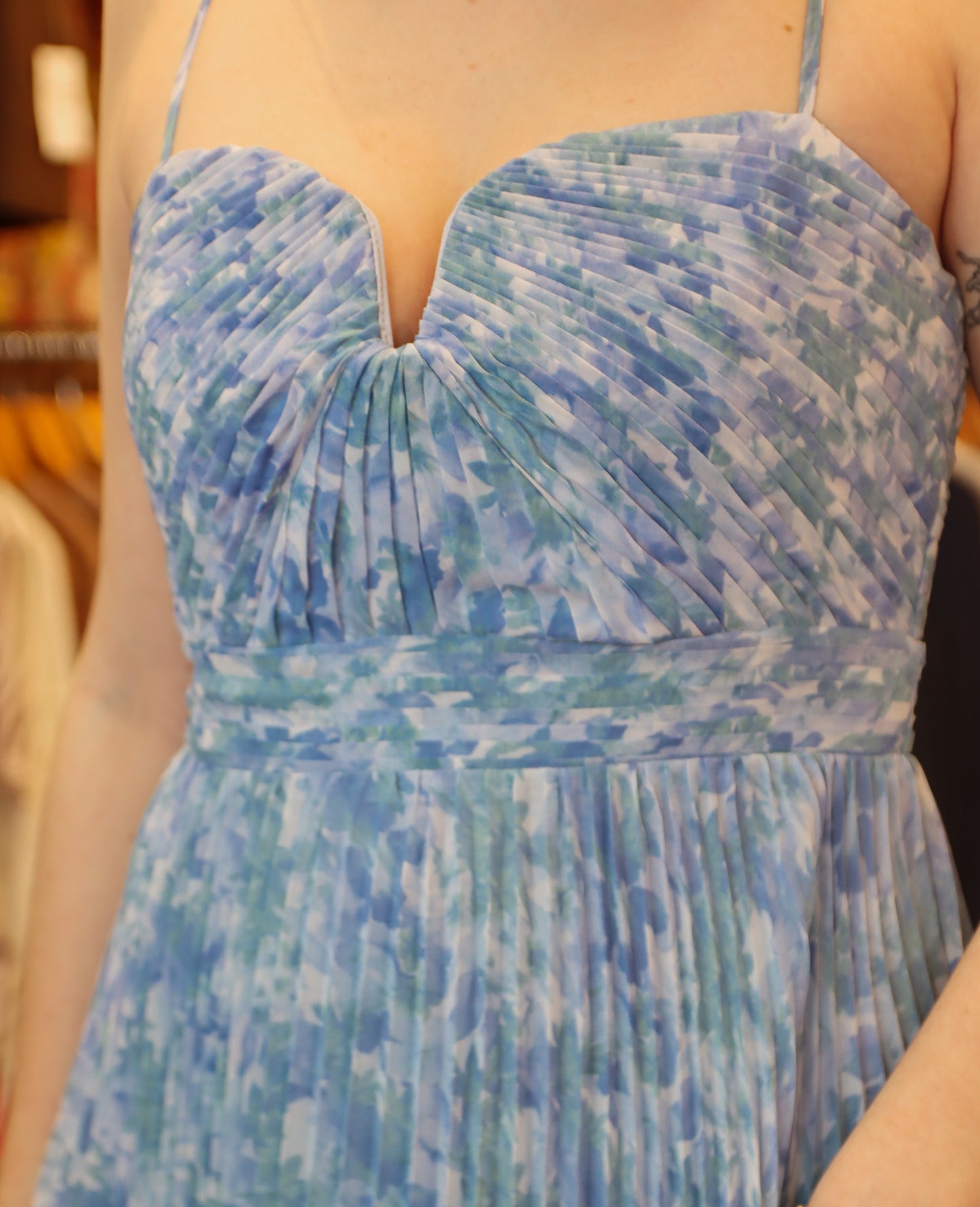 ASTR THE LABEL BAYLEY FLORAL PLEATED MAXI DRESS