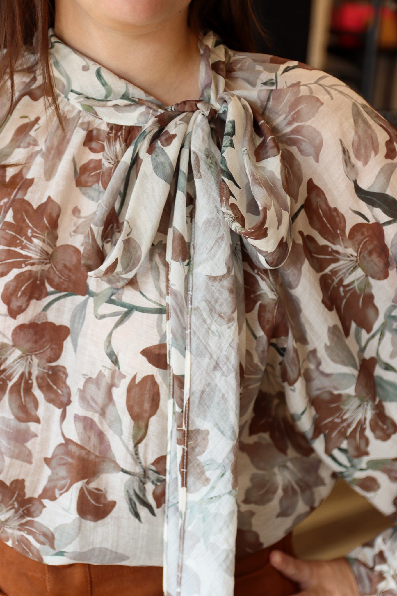 CINTHIA TIE NECK TOP