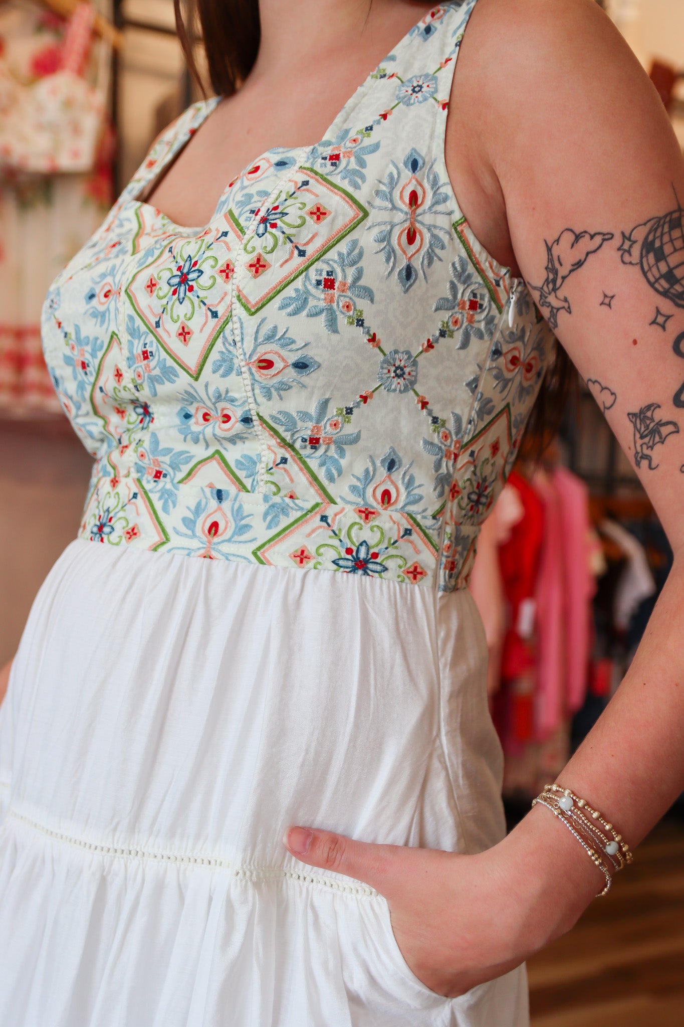 CURRENT AIR EMBROIDERED SWEETHEART NECK MIDI DRESS